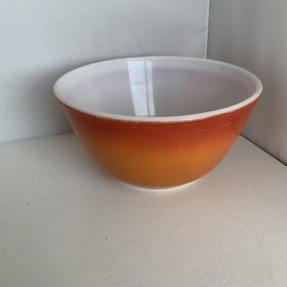 Vintage Pyrex FlameGlo Orange Red Ombre Nesting Mixing Bowl #402, 1 1/2 Qt - Picture 2 of 3